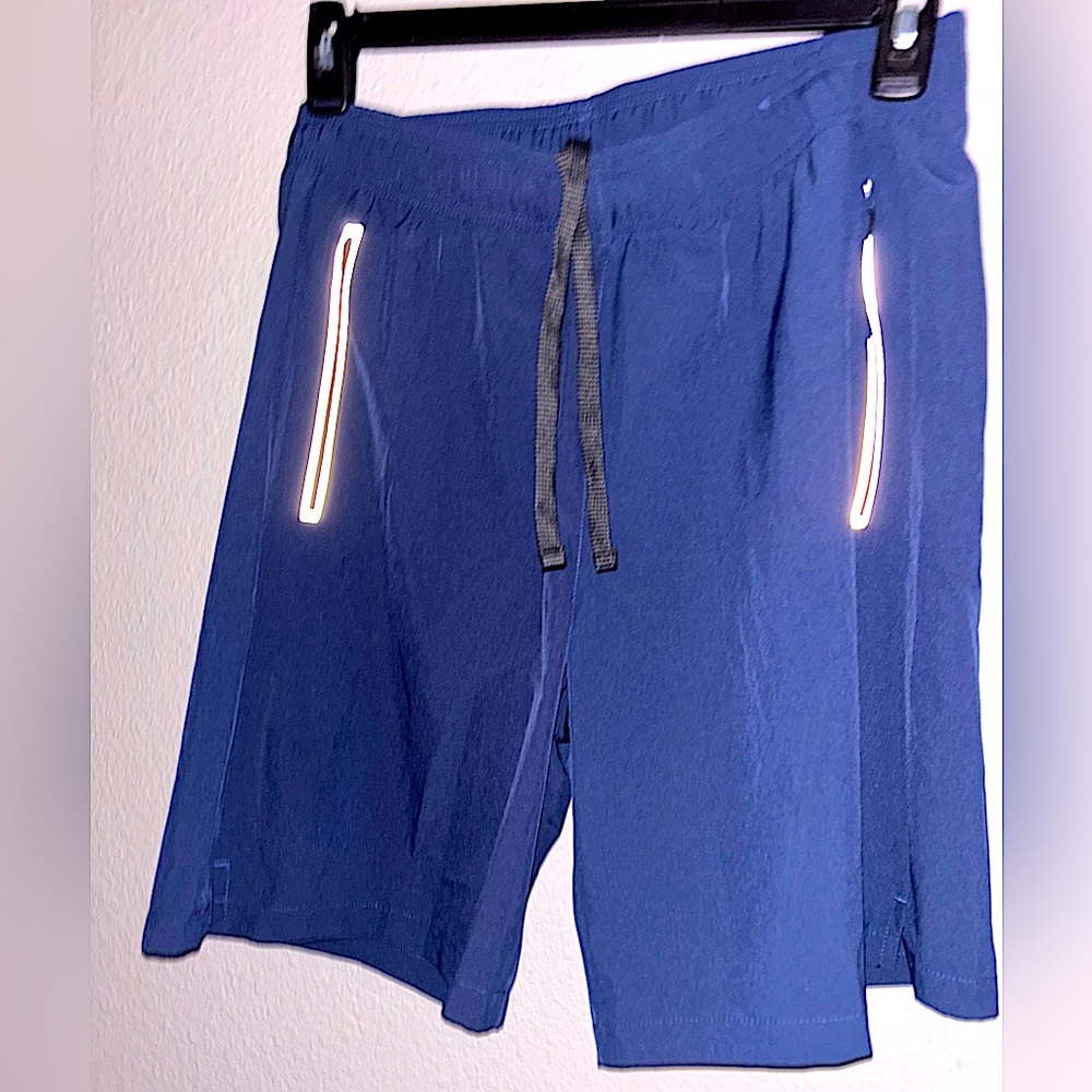 Medium new rare zipper pocketed dri fit super comfortable workout shorts…